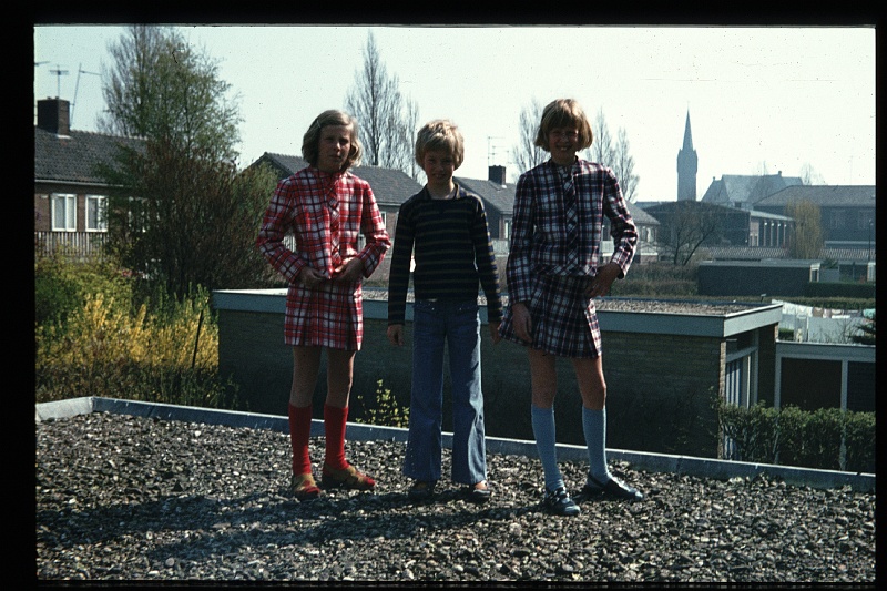 12.Bolsward jun 1974 Brigitte,Marion,Peter.JPG